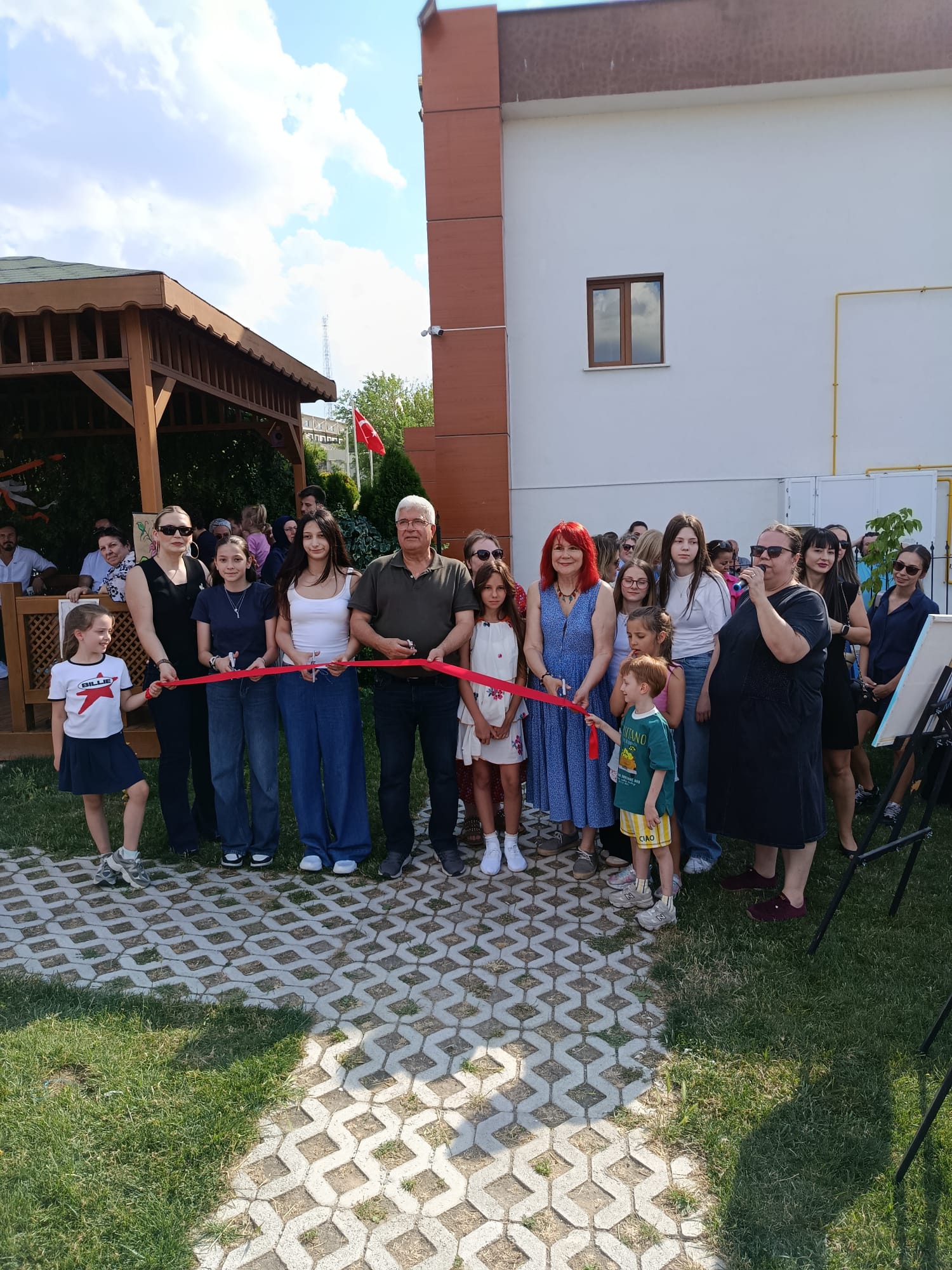 Özel Beta İlk Yıllar Gündüz Bakımevi bahçesi, anlamlı ve sanat dolu bir etkinliğe ev sahipliği yaptı. 6-14 yaş aralığındaki öğrencilerin yıl boyunca büyük bir emek, özveri ve estetik bakış açısıyla ürettiği eserler, 25 Haziran 2026 Perşembe günü saat 17.00’de düzenlenen görkemli bir törenle sanatseverlerin beğenisine sunuldu.